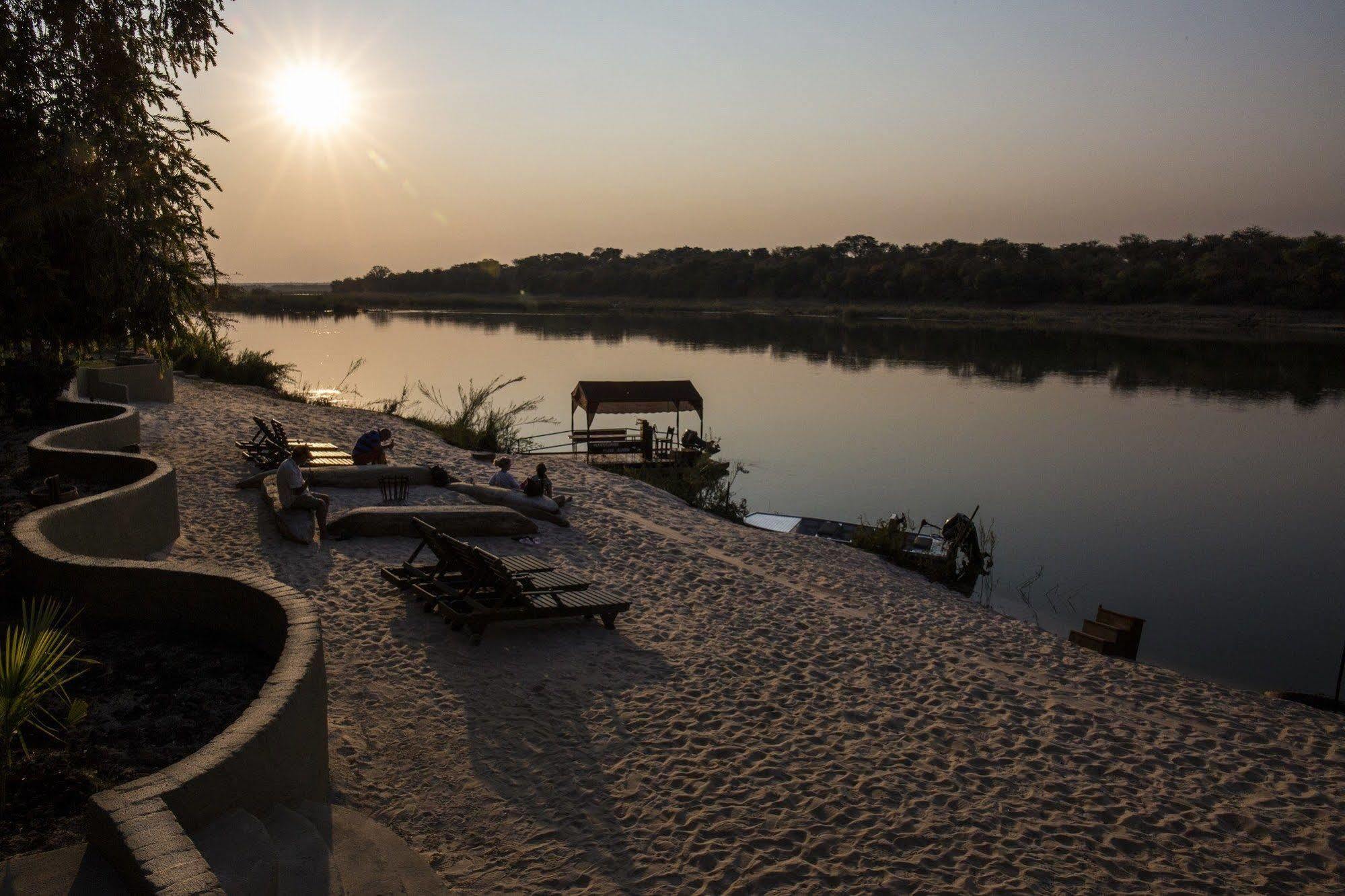 Gondwana Hakusembe River Lodge Рунду Экстерьер фото